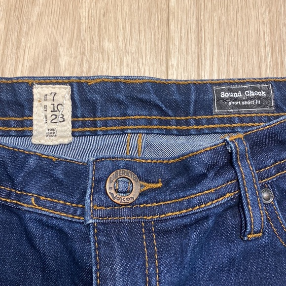 Volcom Sound Check Shorts - Picture 2 of 3